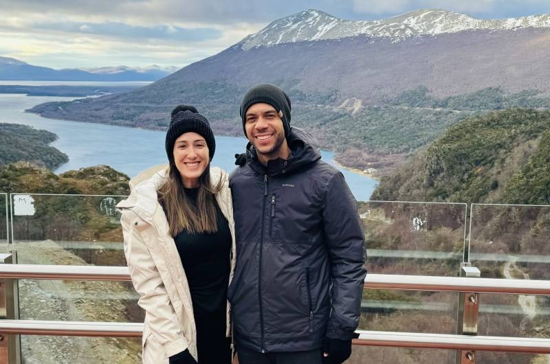 Casal no mirante com vista do lago no passeio 4x4 em Ushuaia