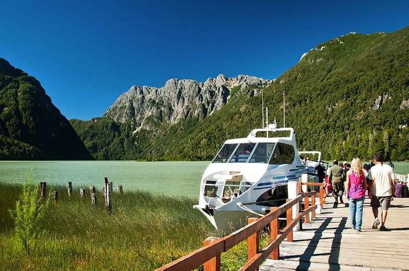 Catamarã atracado no cais de Puerto Blest, perto de Bariloche
