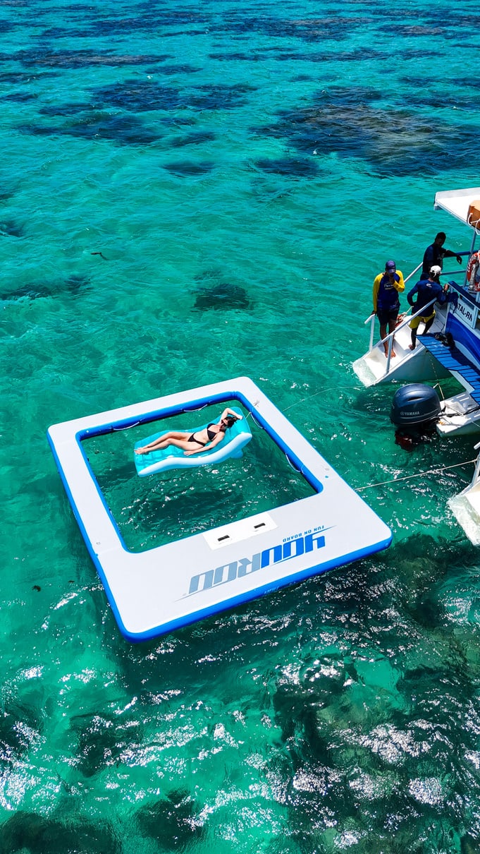 Catamarã exclusivo com piscina de borda infinita sobre os parrachos de Maracajaú