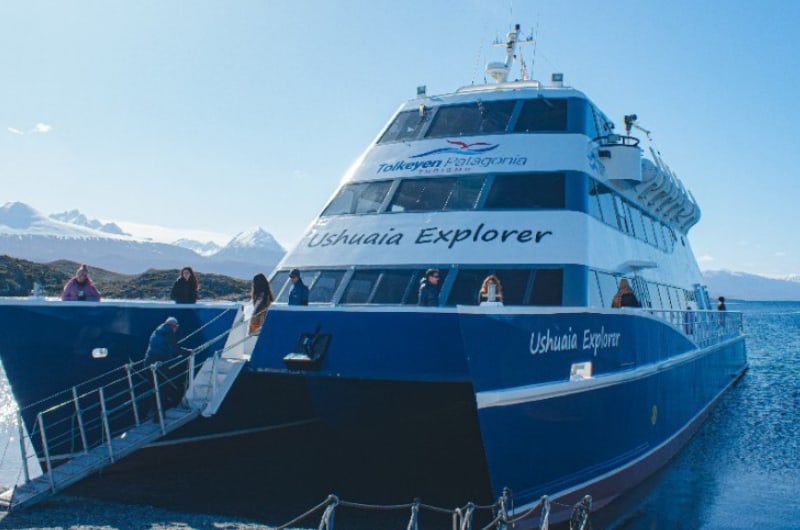Catamarã navegando pelo Canal Beagle em dia de sol