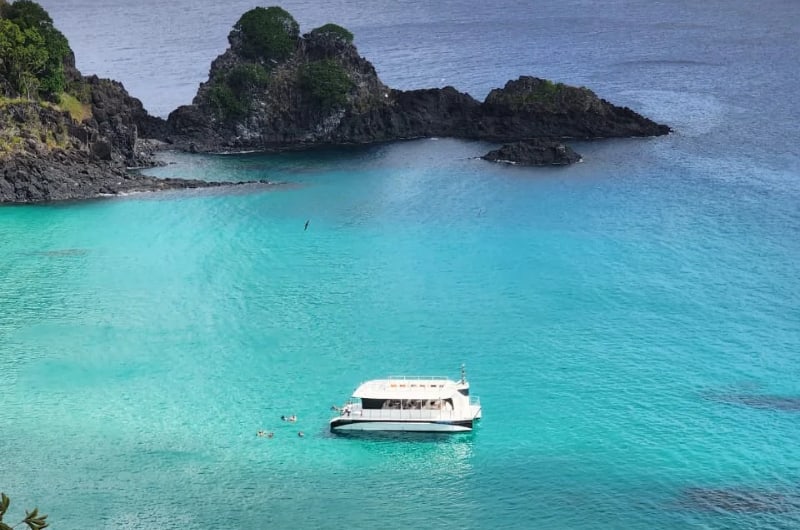 Catamarã no mar turquesa de Fernando de Noronha