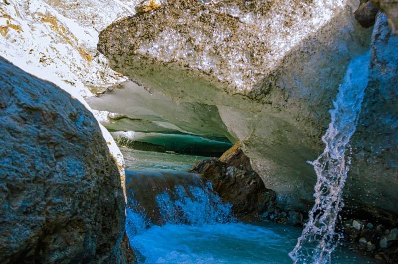 Caverna de gelo com cascata no Glaciar Vinciguerra