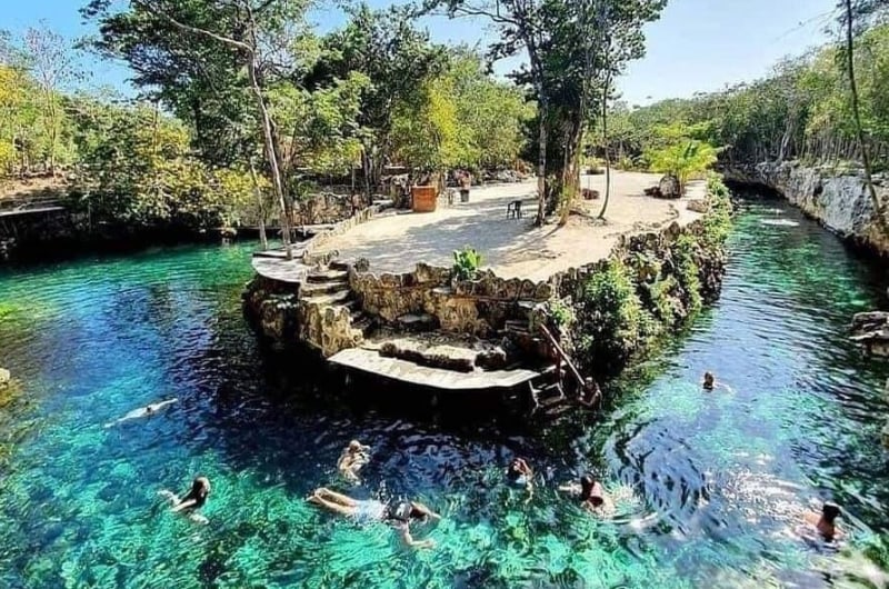 Cenote aberto de água cristalina perto de Tulum