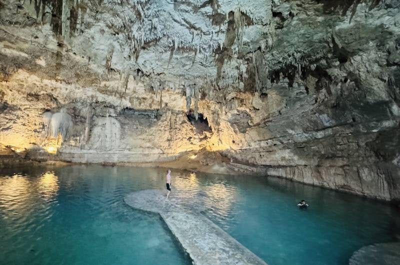 Cenote Suytun dentro da caverna, com passarela sobre a água