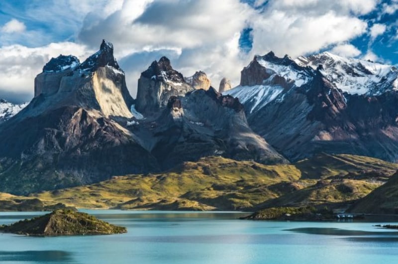 Cuernos del Paine sobre o Lago Pehoé, no Parque Nacional Torres del Paine