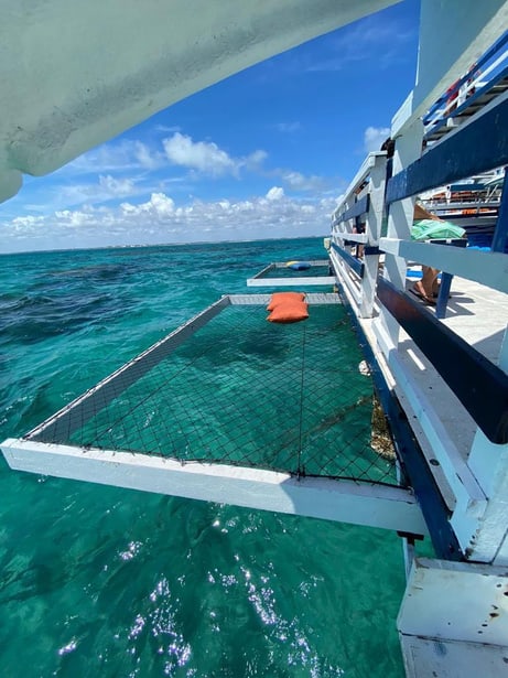Deck do catamarã sobre os recifes de Maracajaú, no Rio Grande do Norte