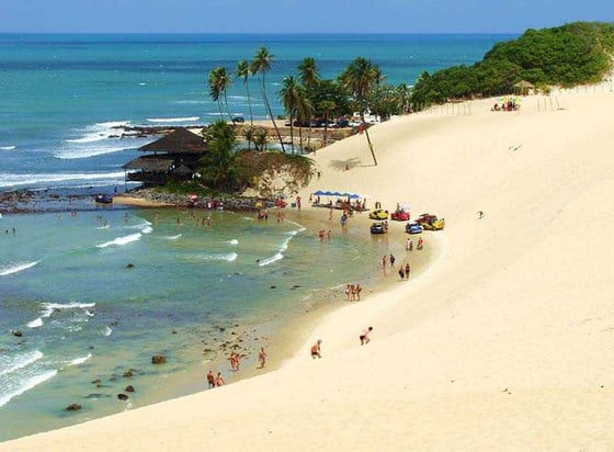 Dunas e mar de Genipabu, uma das praias mais famosas de Natal