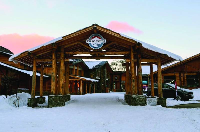Entrada do centro de esqui Cerro Castor coberta de neve, perto de Ushuaia