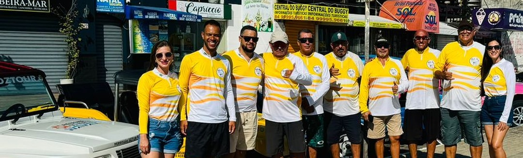 Equipe de guias e condutores da Noz Tour com o uniforme amarelo em Ponta Negra
