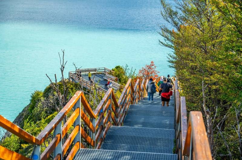 Escadaria das passarelas descendo até o lago em frente ao Perito Moreno