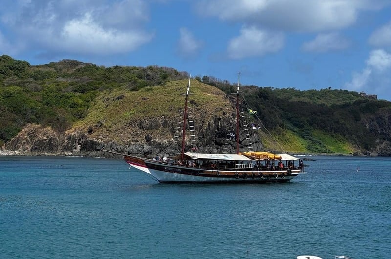 Escuna ancorada no mar de dentro de Noronha