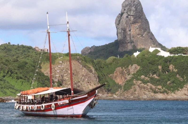 Escuna diante do Morro do Pico, em Fernando de Noronha