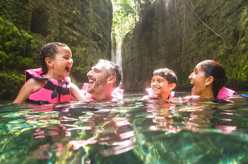 Família com colete salva-vidas no rio do Xcaret, na Riviera Maya