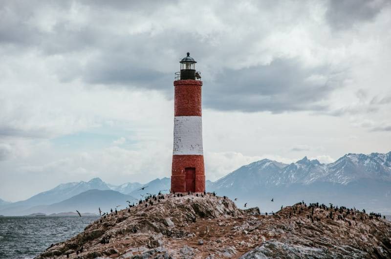 Farol Les Eclaireurs sob céu nublado no Canal Beagle