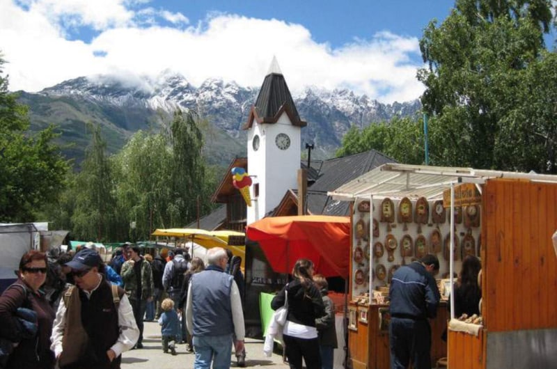Feira Regional de El Bolsón com barracas de artesanato