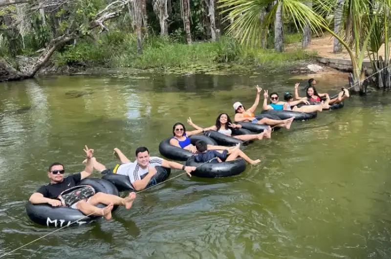 Fila de boias descendo o rio de água cristalina