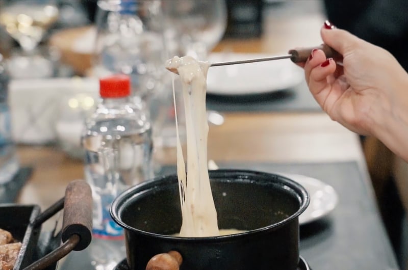 Fondue de queijo servido no jantar da Experiência Antártica