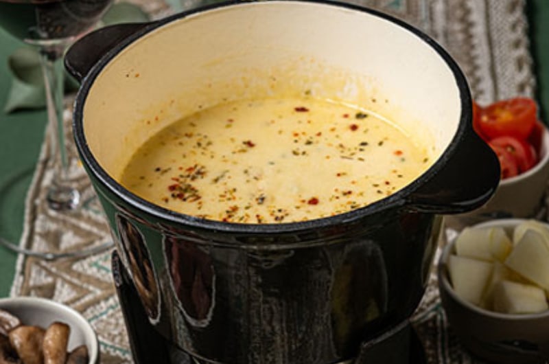 Fondue de queijo servido no jantar da Noite Nórdica, em Bariloche