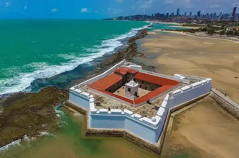 Forte dos Reis Magos com a cidade de Natal ao fundo