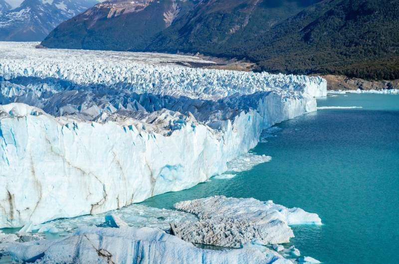 Frente do Glaciar Perito Moreno com blocos de gelo flutuando no lago