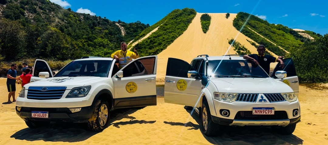 Dois carros 4x4 da Noz Tour com os condutores nas dunas do litoral de Natal