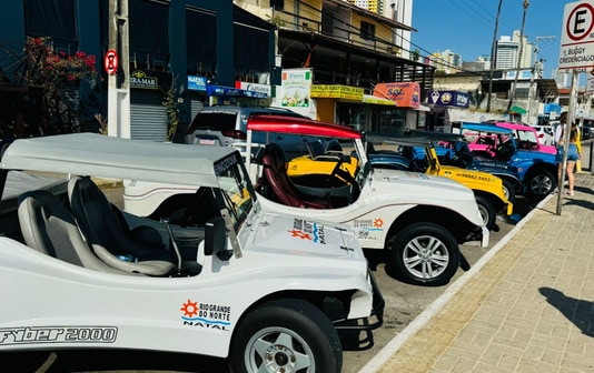 Buggys credenciados estacionados na orla de Ponta Negra, em Natal