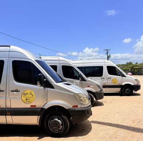 Vans do transfer da Noz Tour com o adesivo da agência, em Natal