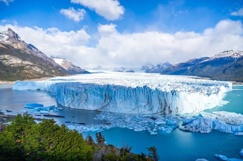 Glaciar Perito Moreno visto do alto sob céu azul, no Parque Nacional Los Glaciares
