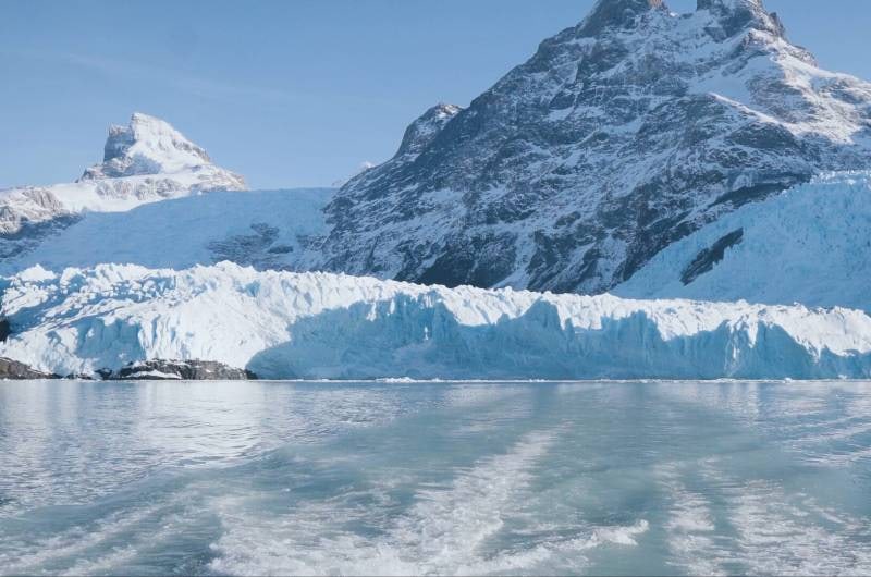 Glaciar Spegazzini com montanhas nevadas, no Parque Nacional Los Glaciares