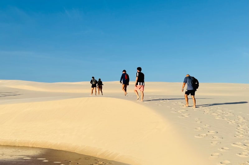Grupo caminhando pelas dunas rumo à Lagoa das Emendadas