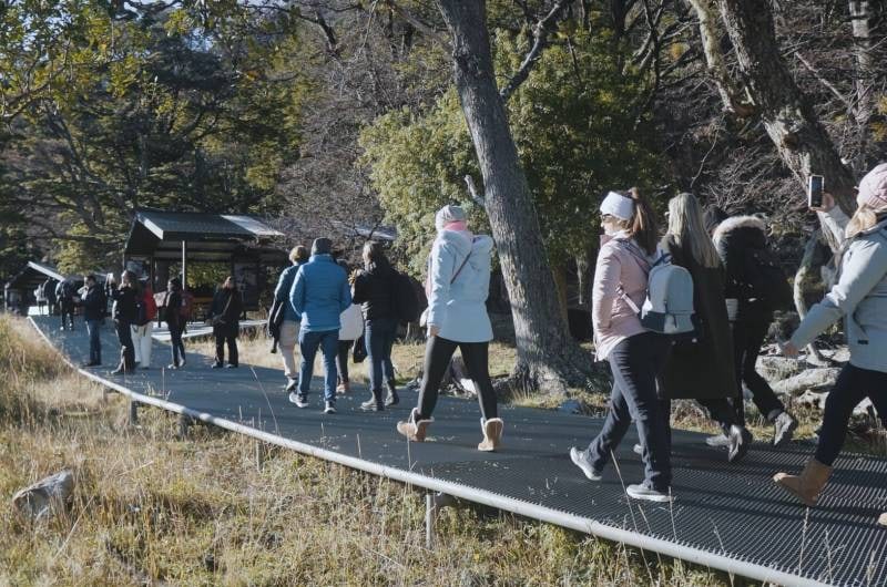 Grupo caminhando em passarela de Puesto de las Vacas, na opção VIP