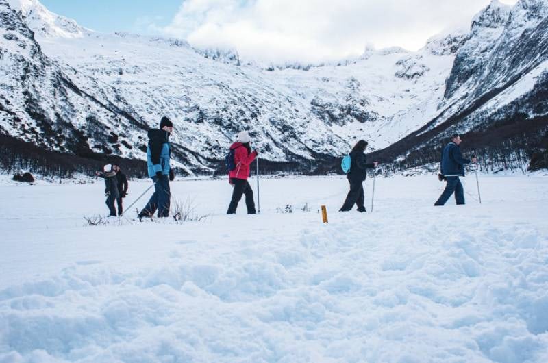Grupo caminhando na neve rumo à Laguna Esmeralda, em Ushuaia
