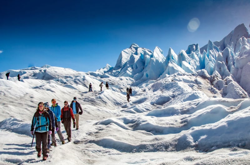 Grupo entre picos de gelo sobre o Glaciar Perito Moreno
