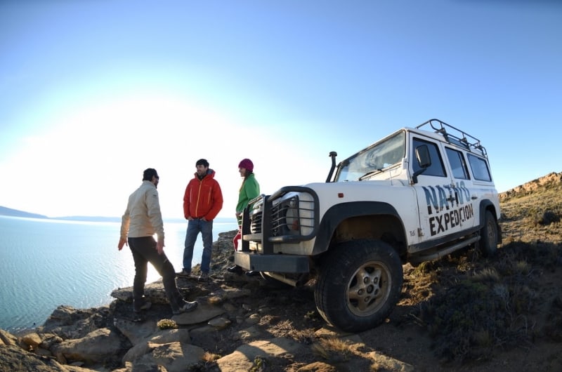 Grupo ao lado do 4x4 no mirante sobre o Lago Argentino, no Nativo Experience