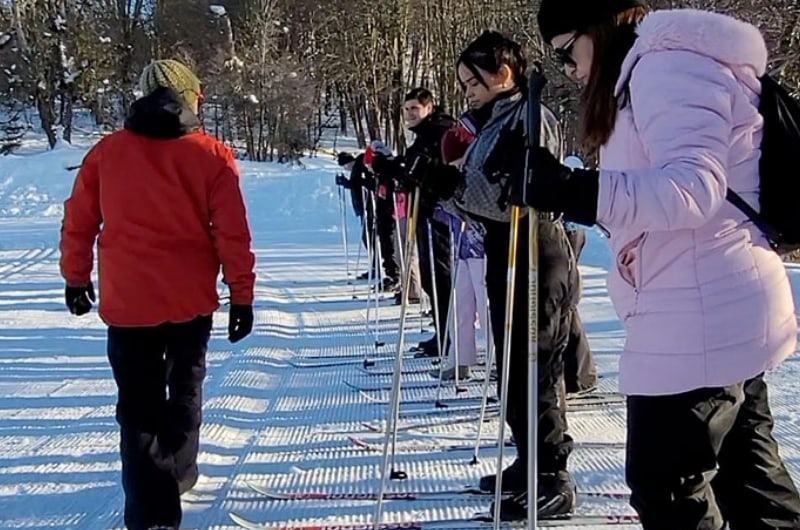Grupo com esquis na trilha do Centro de Ski Nórdico, em Bariloche