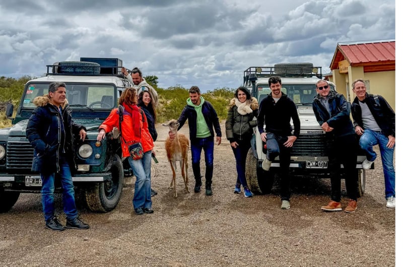 Grupo de viajantes ao lado das Land Rovers no passeio 4x4 em Bariloche