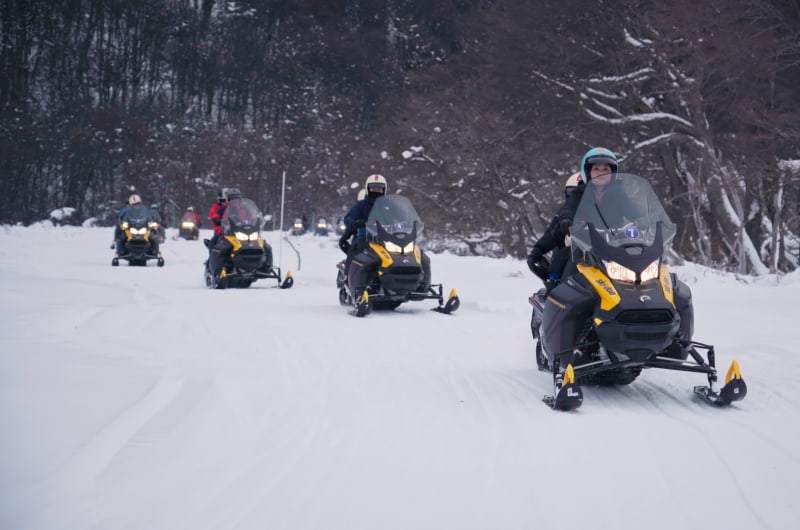 Grupo em motos de neve no Park Austral, em Ushuaia