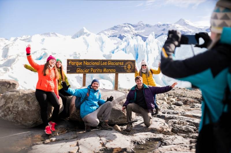 Grupo na placa do Parque Nacional Los Glaciares durante o Safari Azul