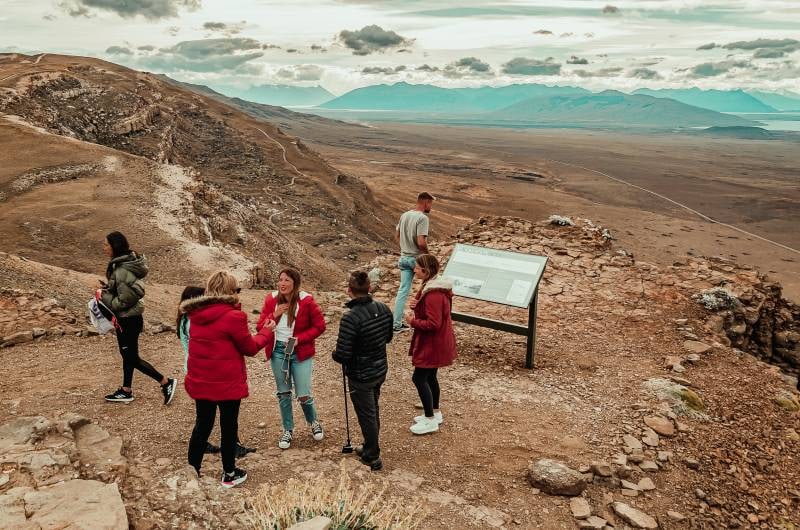 Grupo no mirante dos Balcones de Calafate com o Lago Argentino ao fundo