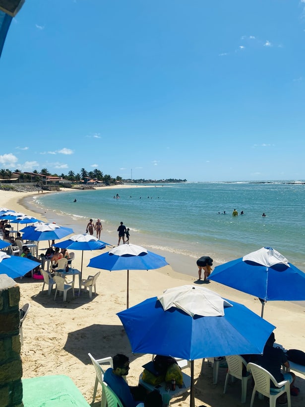 Guarda-sóis azuis na Praia de Camurupim, no litoral sul potiguar