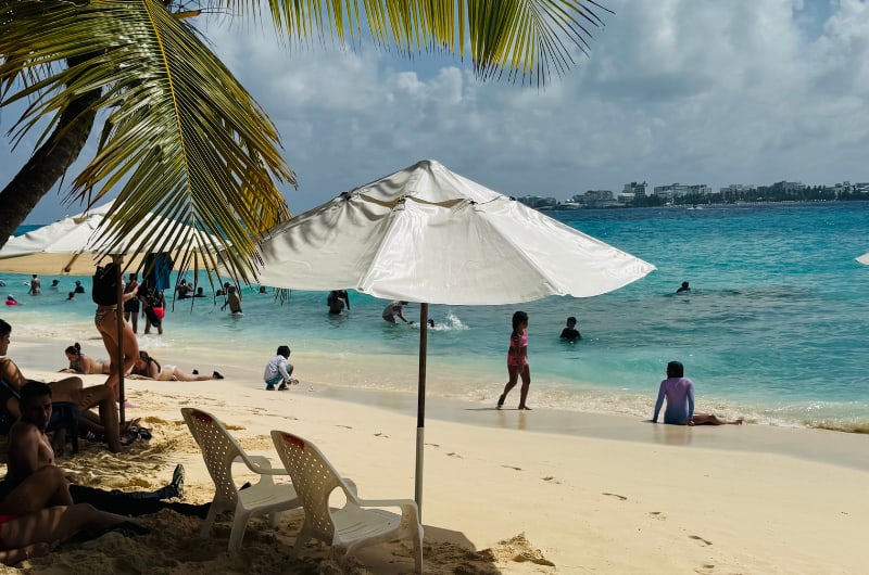 Guarda-sol e cadeiras na praia de Johnny Cay