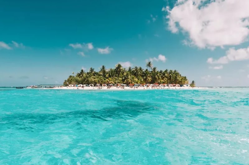 Ilhota de Johnny Cay com coqueiros vista do mar, em San Andrés