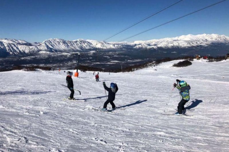 Iniciantes praticando na pista durante a aula de esqui no Cerro Perito Moreno