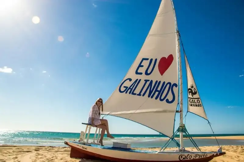 Jangada com vela Eu amo Galinhos na praia