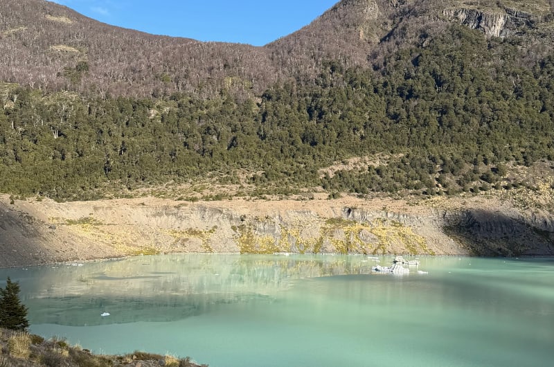 Lago verde de degelo aos pés do Cerro Tronador, perto de Bariloche