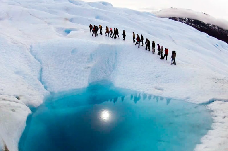 Lagoa azul sobre o gelo do Glaciar Perito Moreno