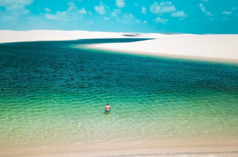 Lagoa verde-esmeralda entre as dunas no Circuito Andorinhas, em Santo Amaro