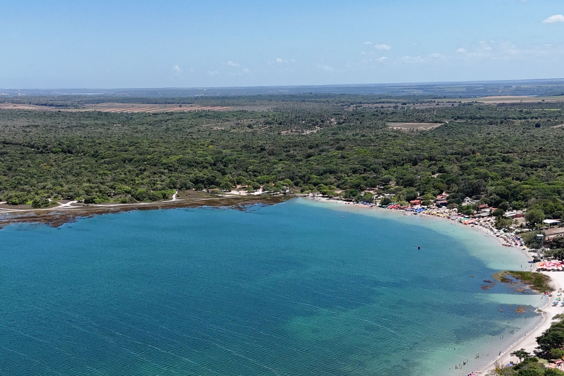 Vista aérea da Lagoa do Carcará, cercada de mata, no litoral sul de Natal