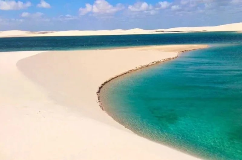 Lagoa em curva entre as dunas no Circuito América, em Santo Amaro