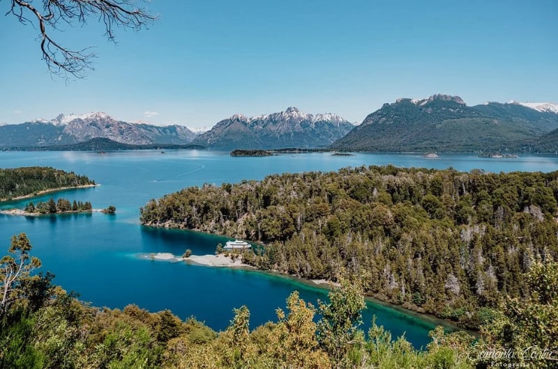 Lagos e ilhas vistos do alto na Rota dos 7 Lagos, na Patagônia Argentina